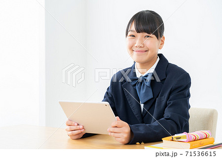 中学生　高校生　女性　勉強　受験　教育　学習 71536615