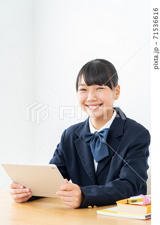 中学生　高校生　女性　勉強　受験　教育　学習 71536616