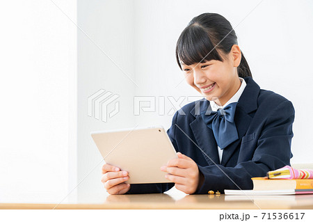 中学生　高校生　女性　勉強　受験　教育　学習 71536617