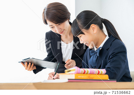 中学生　高校生　女性　勉強　受験　教育　学習 71536662