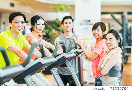 ジムの若い人々 71536794