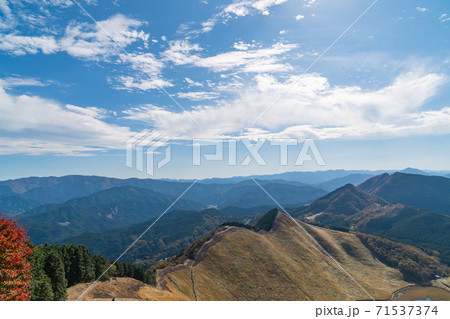 亀山峠と亀山(曽爾高原) 亀山峠と亀山(曽爾高原) 71537374