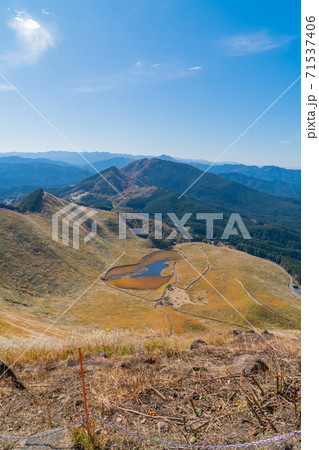 亀山峠から二本ボソへの登山道から見た曽爾高原 71537406