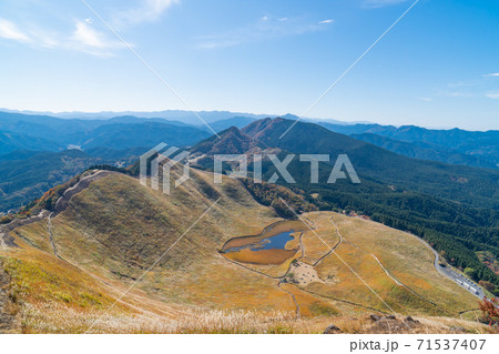 亀山峠から二本ボソへの登山道から見た曽爾高原 亀山峠から二本ボソへの登山道から見た曽爾高原 71537407