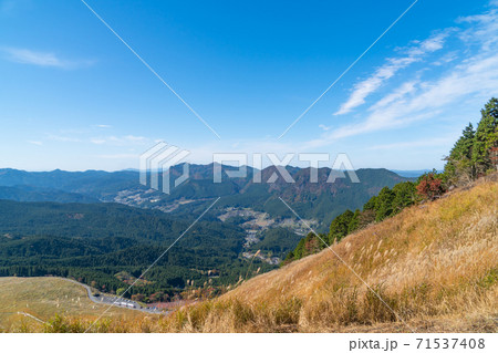 亀山峠から二本ボソへの登山道から見た曽爾高原 71537408