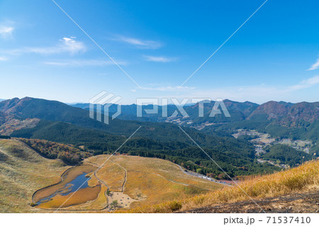 亀山峠から二本ボソへの登山道から見た曽爾高原 71537410