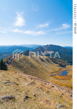 亀山峠から二本ボソへの登山道から見た曽爾高原 亀山峠から二本ボソへの登山道から見た曽爾高原 71537411