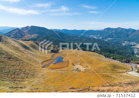 亀山峠から二本ボソへの登山道から見た曽爾高原 亀山峠から二本ボソへの登山道から見た曽爾高原 71537412
