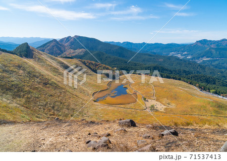 亀山峠から二本ボソへの登山道から見た曽爾高原 71537413