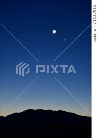 北杜市白州町、地球照の三日月と接近した明けの明星 71537915