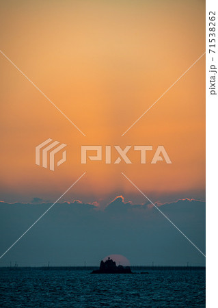 有明海の海に沈む夕日とたばこ島の風景 71538262