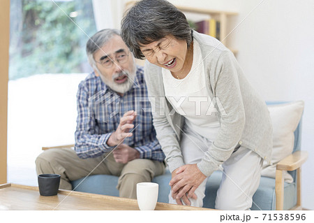 膝が痛いシニア女性 膝が痛いシニア女性 71538596