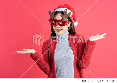 Beautiful Asian woman on red background 71539312
