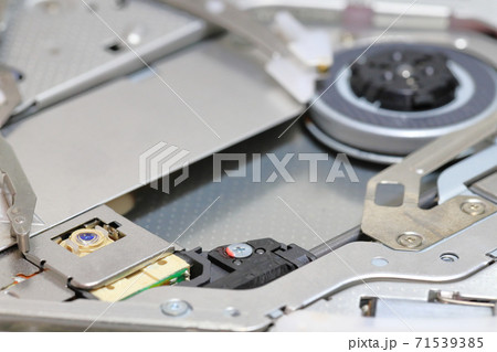 薄型のCDメカニズム_ピックアップ付近のクローズアップ 薄型のCDメカニズム_ピックアップ付近のクローズアップ 71539385