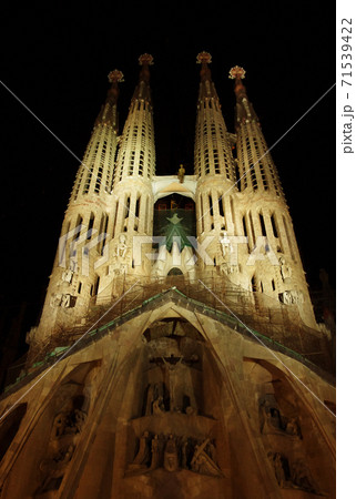 スペイン バルセロナ サグラダ・ファミリアの夜景 スペイン バルセロナ サグラダ・ファミリアの夜景 71539422