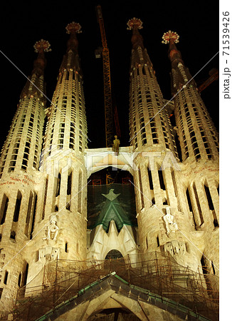 スペイン バルセロナ サグラダ・ファミリアの夜景 スペイン バルセロナ サグラダ・ファミリアの夜景 71539426