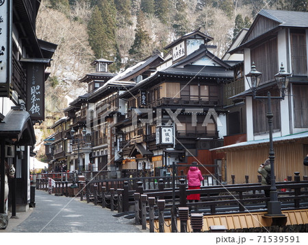 冬の銀山温泉の風景 71539591