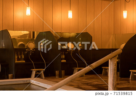 日本の温泉旅館の大浴場の様子 71539815