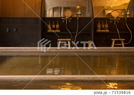 日本の温泉旅館の大浴場の様子 日本の温泉旅館の大浴場の様子 71539816