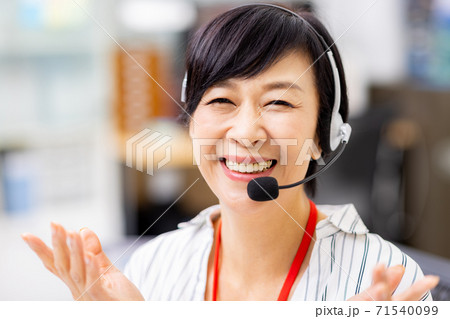 女性　オンラインイメージ 71540099