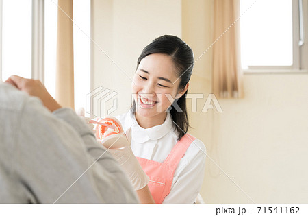 歯磨き指導をする女性 71541162