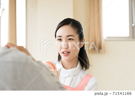 歯磨き指導をする女性 歯磨き指導をする女性 71541166