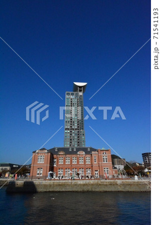 空、晴天、旧門司税関、門司港レトロ地区展望台 71541193