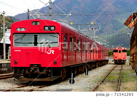 構内留置の103系3500番台とキハ40 構内留置の103系3500番台とキハ40 71541265