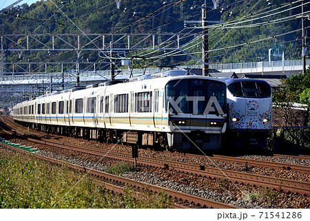 JR京都線を走る221系普通電車8両の写真素材 [71541286] - PIXTA