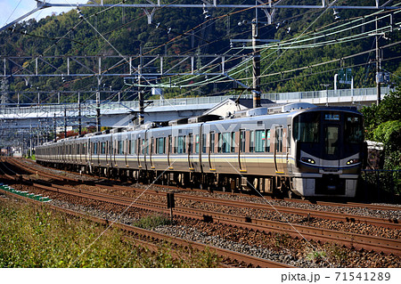 JR京都線を走る225系＋223系新快速12両の写真素材 [71541289] - PIXTA