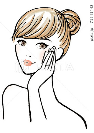 頬にコットンで化粧水をはたく女性の上半身 71541442