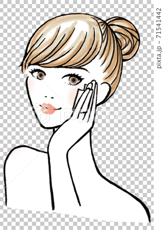 頬にコットンで化粧水をはたく女性の上半身 71541442