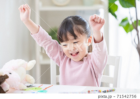 手を挙げて喜ぶ女の子 71542756