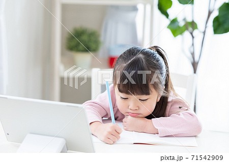 オンラインで授業を受ける女の子 オンラインで授業を受ける女の子 71542909