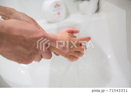 手洗いをする子供と大人の手 71543351