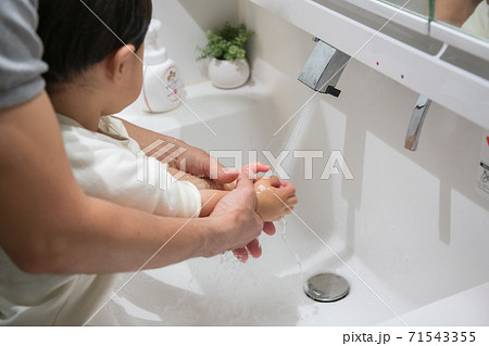 手洗いをする子供と大人の手 71543355