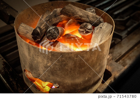 真っ赤に燃える炭火 71543780