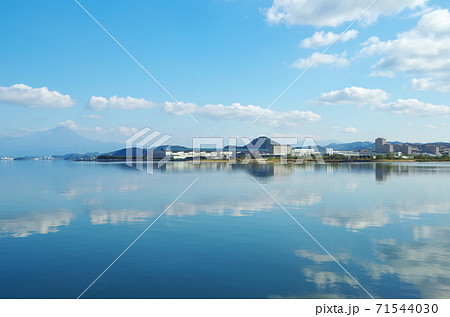 青い空と白い雲が水面に映る中海の風景 … 島根県 安来市（晴れ） 71544030