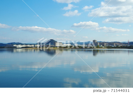 青い空と白い雲が水面に映る中海の風景 … 島根県 安来市(晴れ) 青い空と白い雲が水面に映る中海の風景 … 島根県 安来市(晴れ) 71544031