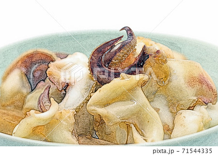 家庭的で素朴な自家製の「里芋とイカげその煮物」色鉛筆画風 71544335