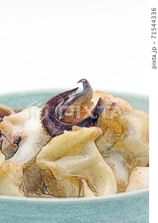 家庭的で素朴な自家製の「里芋とイカげその煮物」色鉛筆画風 家庭的で素朴な自家製の「里芋とイカげその煮物」色鉛筆画風 71544336