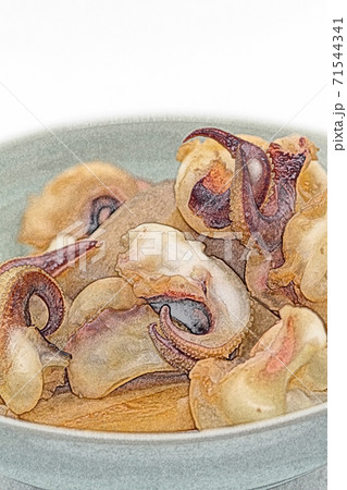 家庭的で素朴な自家製の「里芋とイカげその煮物」色鉛筆画風 家庭的で素朴な自家製の「里芋とイカげその煮物」色鉛筆画風 71544341
