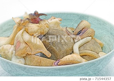 家庭的で素朴な自家製の「里芋とイカげその煮物」色鉛筆画風 71544357