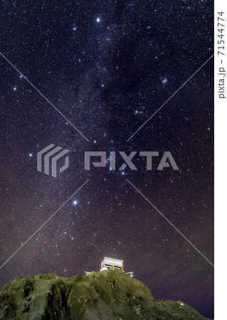 南房総市野島崎の白いベンチと冬の星空 南房総市野島崎の白いベンチと冬の星空 71544774