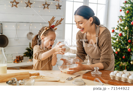 Cooking Christmas cookies 71544922