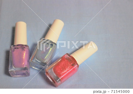 無地の背景に3色のマニキュアの瓶の写真素材 [71545000] - PIXTA