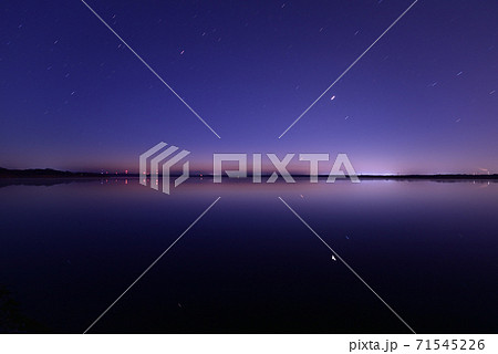 北海道苫小牧市ウトナイ湖と星空の風景を撮影 71545226