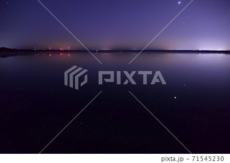北海道苫小牧市ウトナイ湖と星空の風景を撮影 71545230