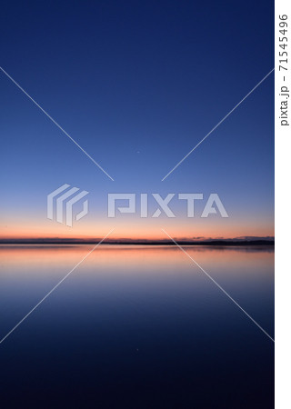 北海道苫小牧市ウトナイ湖の夜明け前の風景を撮影 71545496