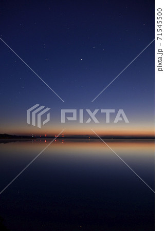北海道苫小牧市ウトナイ湖の夜明け前の風景を撮影 71545500